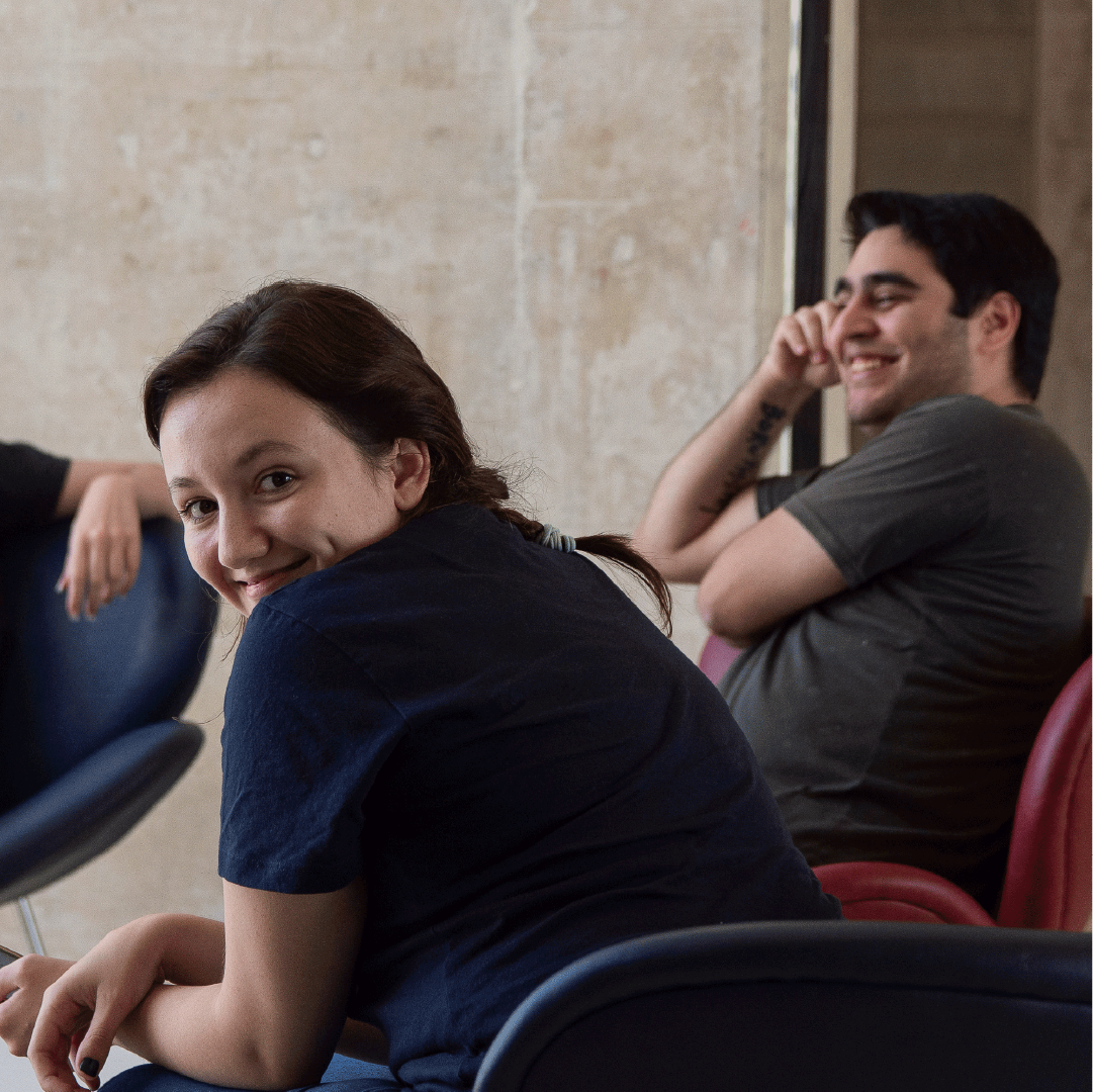 Estudiantes en el campus