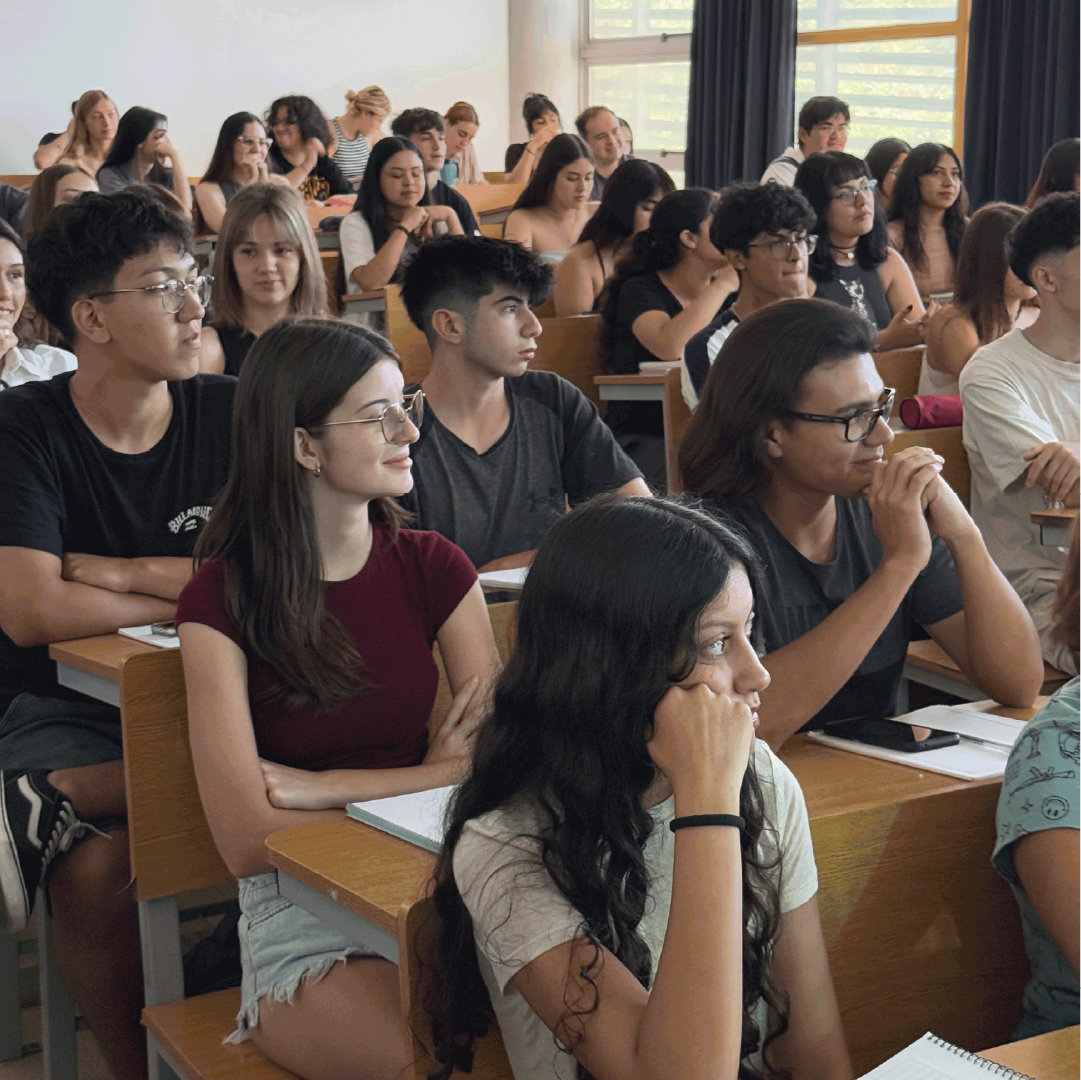 Estudiantes en el campus